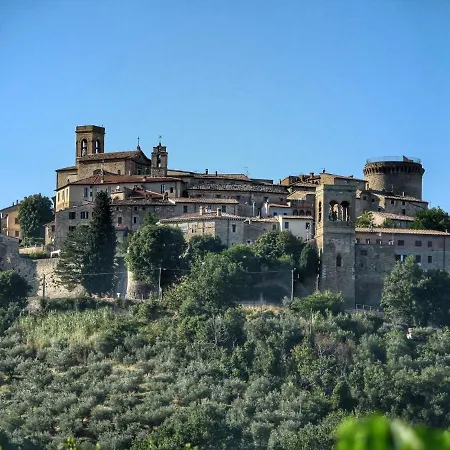 Stunning Castle In Gualdo Cattaneo With Shared Swimming Pool Tatil Evi Bastardo