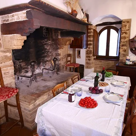Tatil Evi Stunning Castle In Gualdo Cattaneo With Shared Swimming Pool